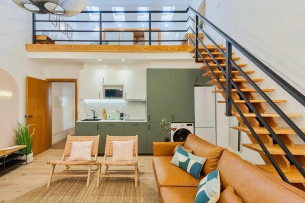 Una sala de estar con un sofá y una escalera. en GuestReady - Casa Karolina, en Setúbal