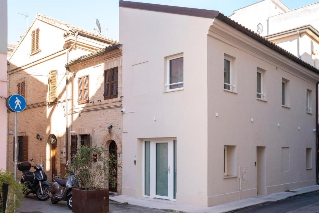 un edificio bianco sul lato di una strada di Vela Living a Civitanova Marche