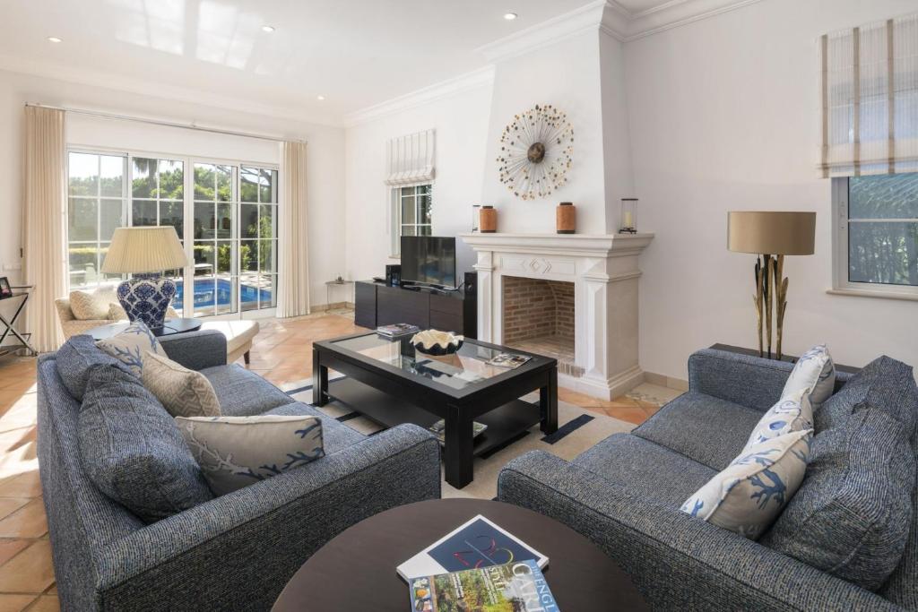 a living room with two couches and a fireplace at Belinha - PINHEIROS ALTOS in Ludo