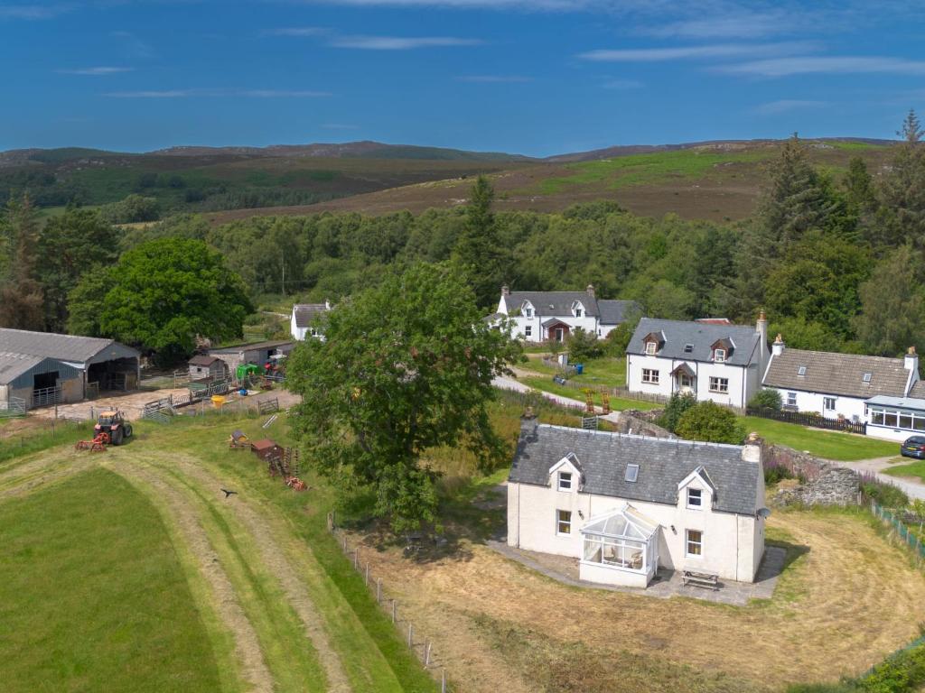 Una vista aérea de una gran casa blanca en una granja. en Holiday Home The Manor House by Interhome, en Balnain