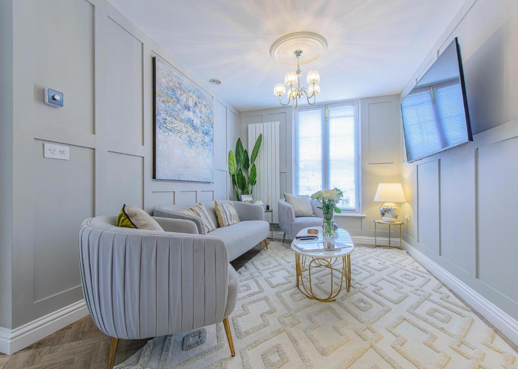 un soggiorno con un divano e un tavolo di Harper Luxe Serviced Apartments Dunstable a Dunstable