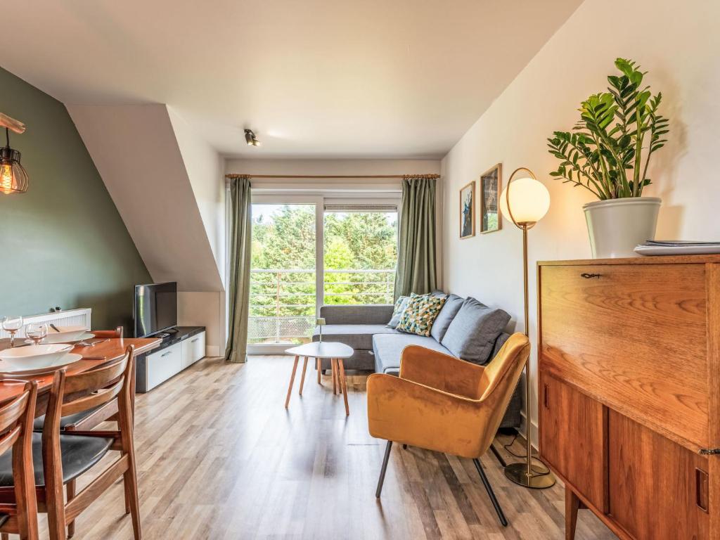 un soggiorno con un divano e un tavolo di Apartment Green Garden-16 by Interhome a De Haan