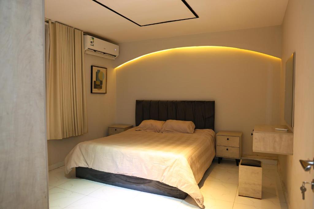 Katil atau katil-katil dalam bilik di Independent 1BR apartment private self entry