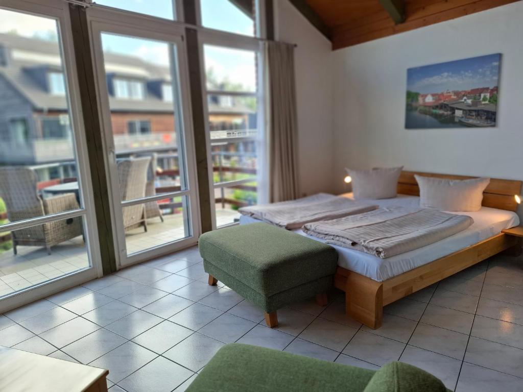 Un dormitorio con dos camas y una gran ventana. en 1-Zimmer-Ferienwohnung, en Plau am See