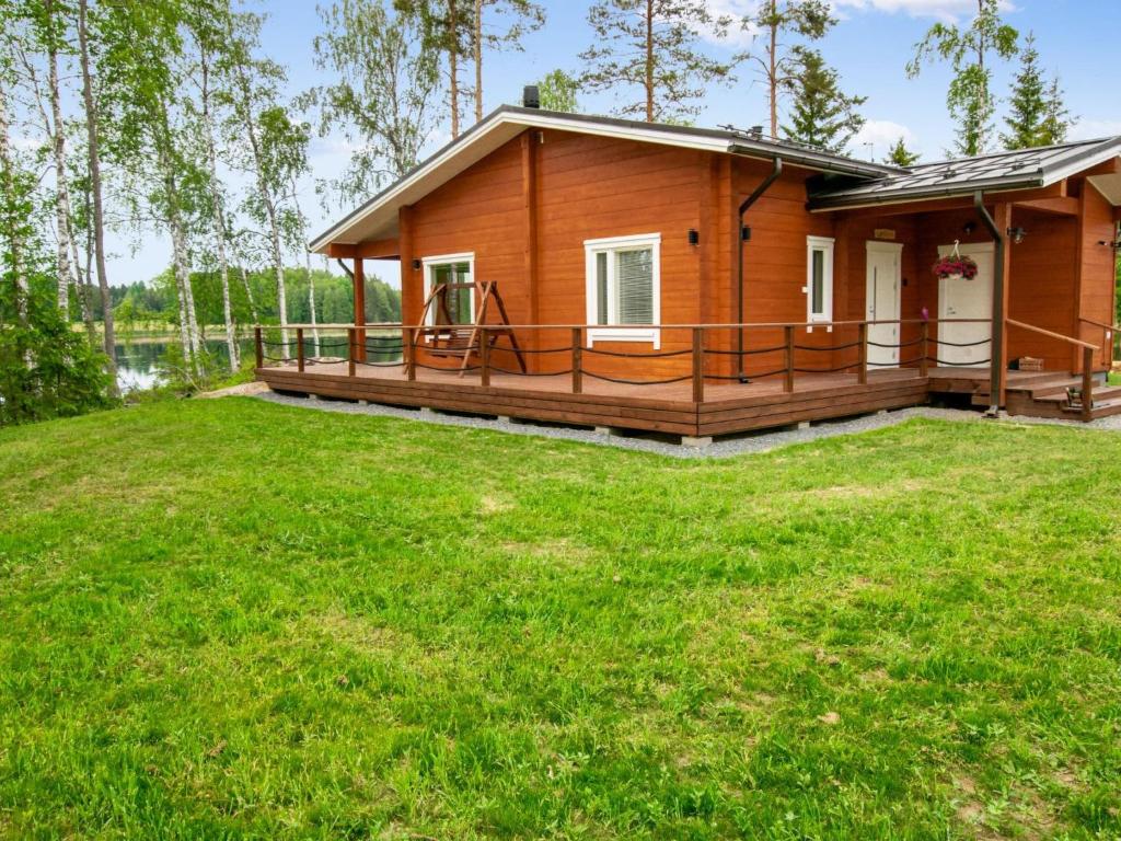 une maison avec une grande cour devant elle dans l'établissement Holiday Home Käpälämäki by Interhome, à Putkijärvi