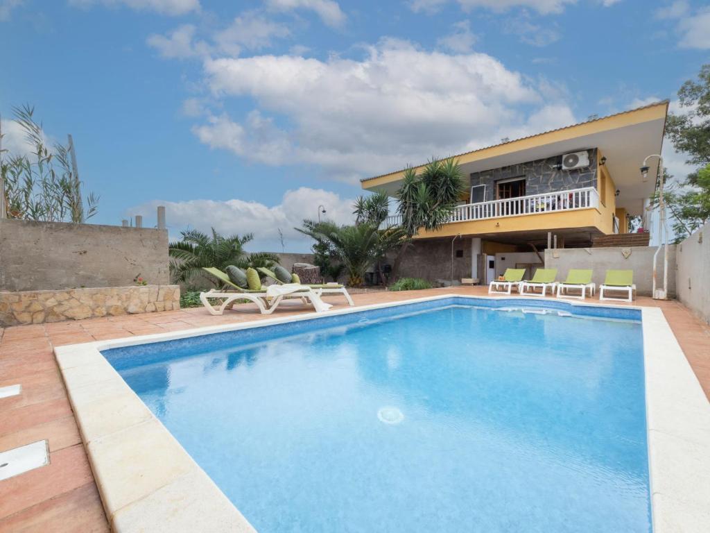 una piscina davanti a una casa di Holiday Home Corbella by Interhome a Sant Jaume d'Enveja