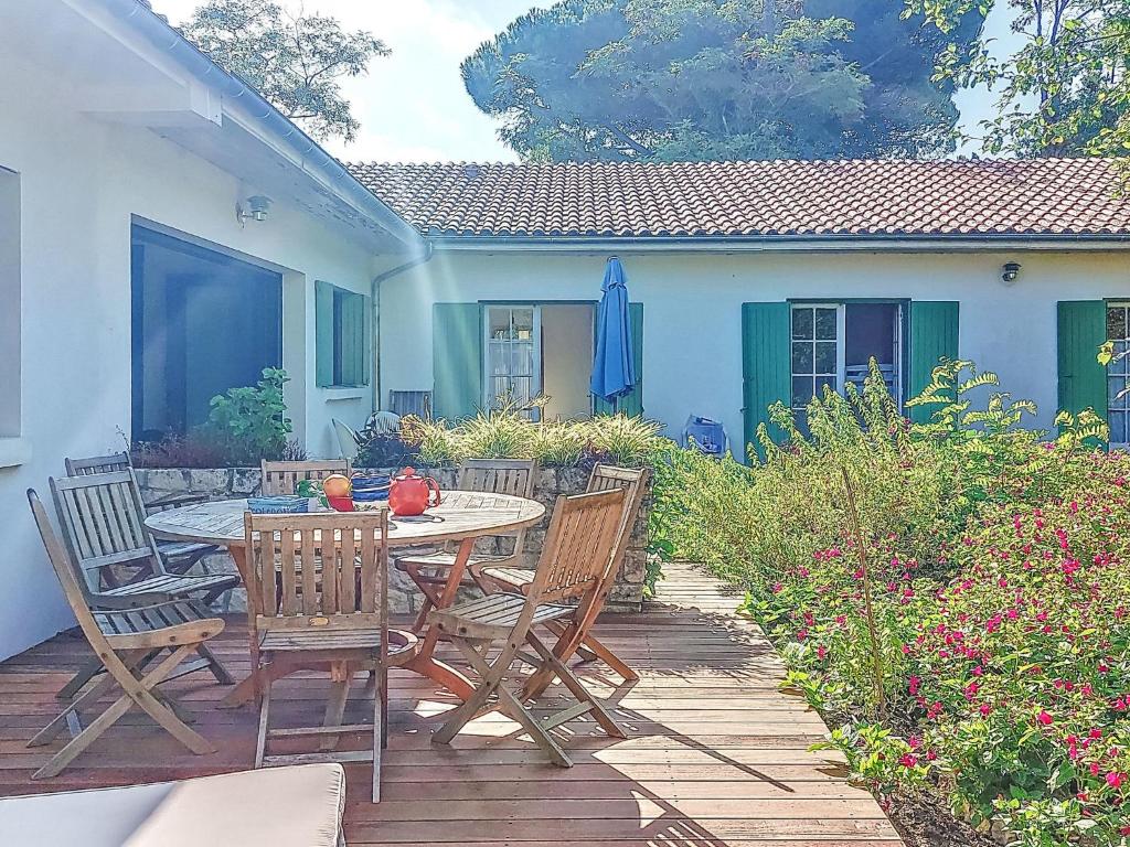Κήπος έξω από το Holiday Home La Malaiguille by Interhome