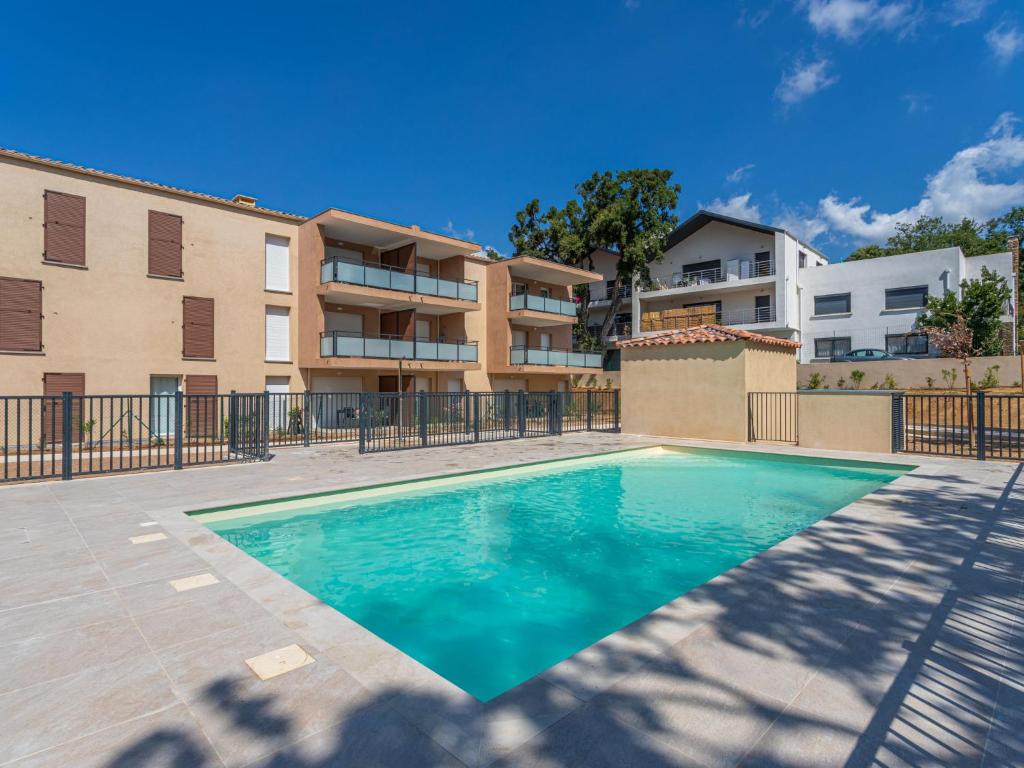 einem Pool vor einem Apartmentgebäude in der Unterkunft Apartment Les Pins Parasols by Interhome in Bormes-les-Mimosas