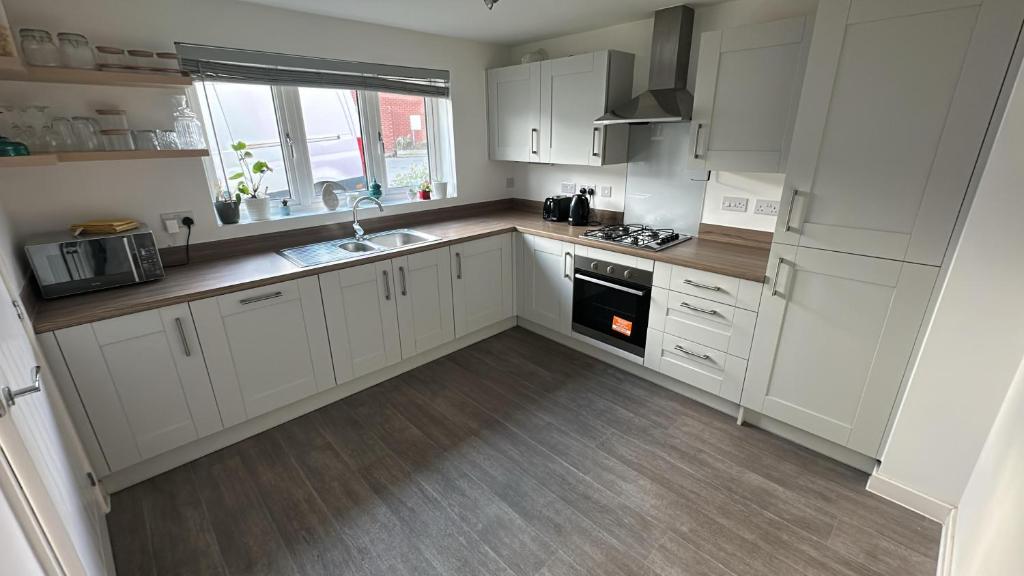 Una cocina o cocineta en New House! Large Drive! Ideal For Business or Relocation, Weekly and Monthly Stay