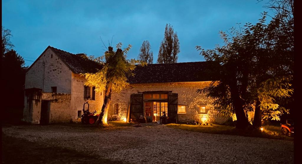 OyréにあるLe Moulin de Gaudais, 16p, 7ch, 350m2, Piscineの夜にドアが開いている石造りの家