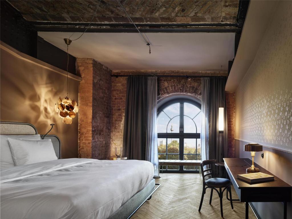 
Deluxe Double Room with City View
