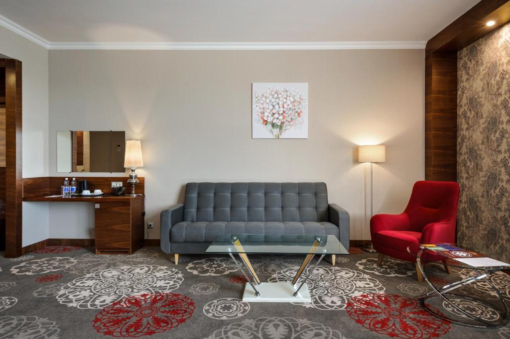 ARDEN PALACE Medical Resort & SPA - Suite Met Kingsize Bed En Balkon