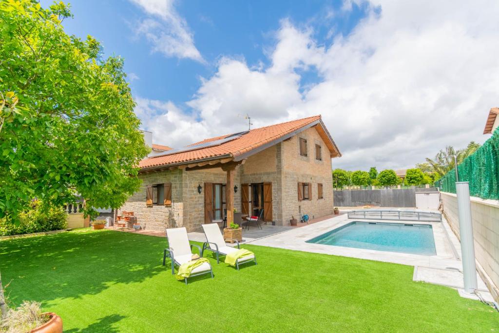 Bazén v ubytování Gran casa de campo con piscina a 15 km de Pamplona nebo v jeho okolí