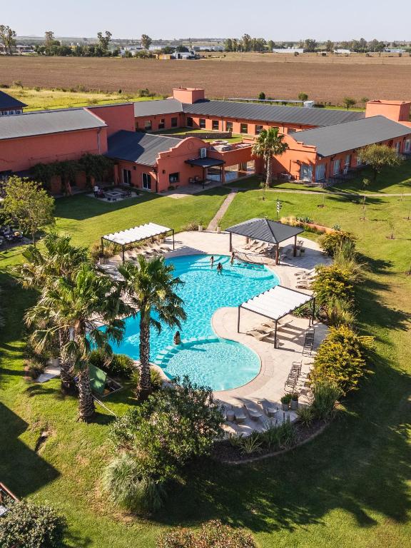 an overhead view of a pool with palm trees and buildings at Nawan Resort Serrano in Jesús María