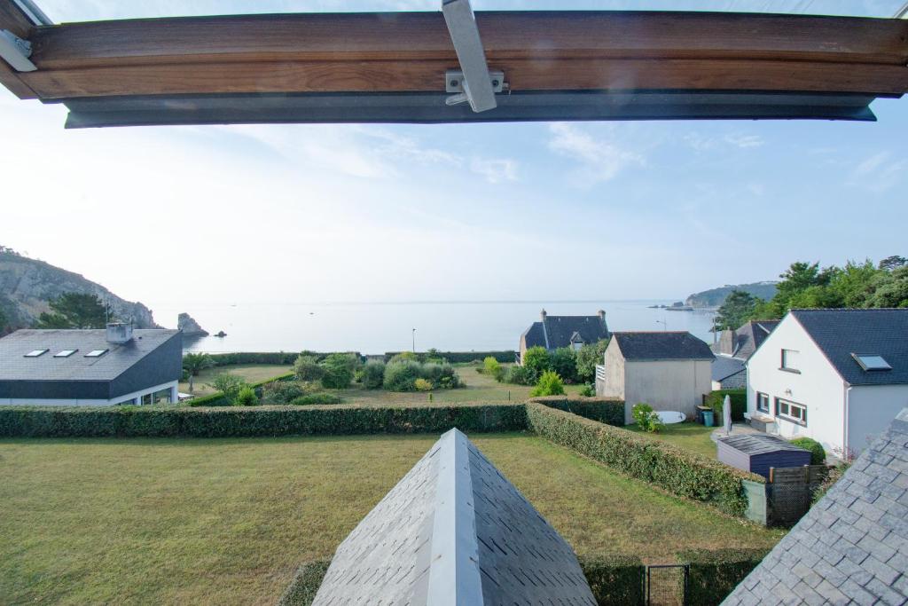 a view from the roof of a house with a yard at Le Petit Bleu I Magnifique vue mer & Plage à 50m in Crozon