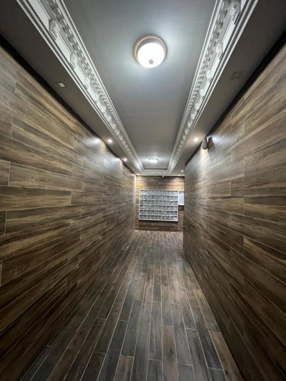 una stanza con pavimenti in legno e un soffitto con una parete di AriApartament a Kosovska Mitrovica