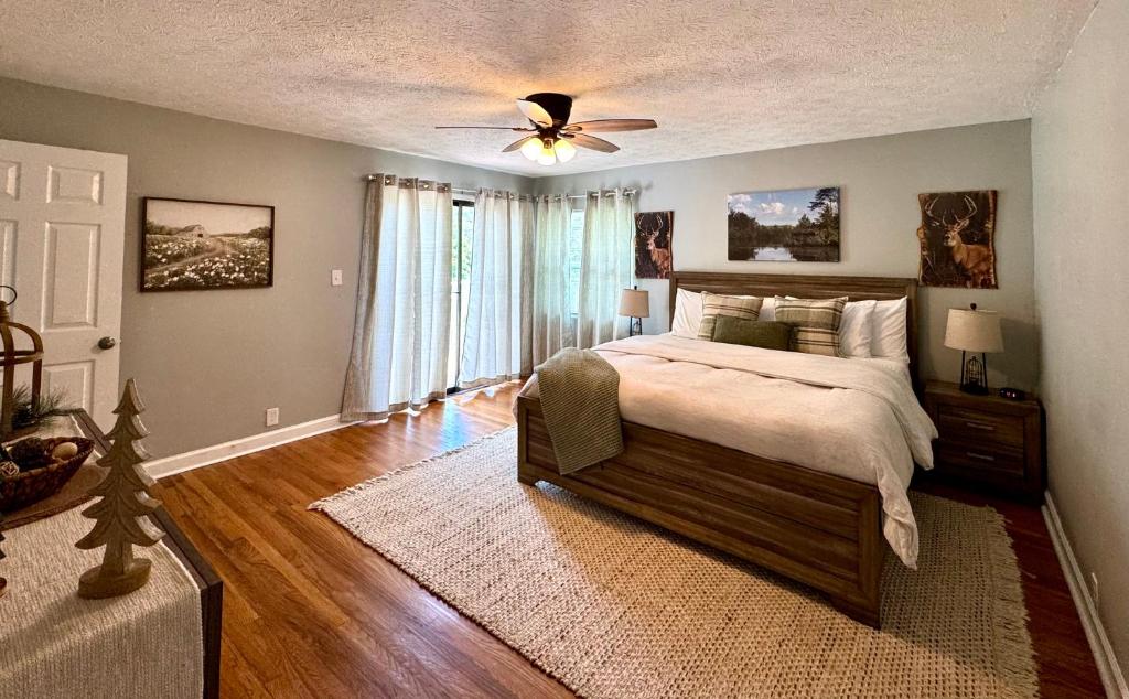 a bedroom with a bed and a ceiling fan at 3BR Holiday Home Sleeps 6 Fully Equipped Kitchen in Knoxville