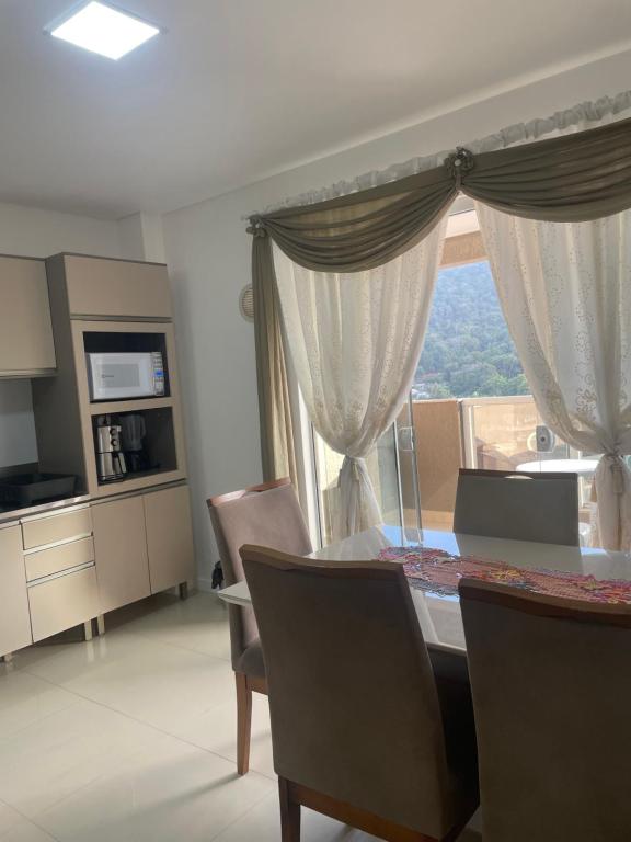Kuchyň nebo kuchyňský kout v ubytování Apartamento à 370m do mar