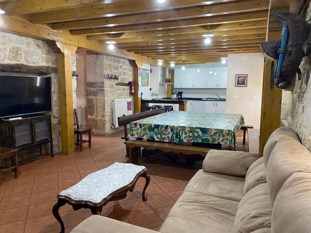 a living room with a couch and a table at Casa Rural Los Pilones in Ros