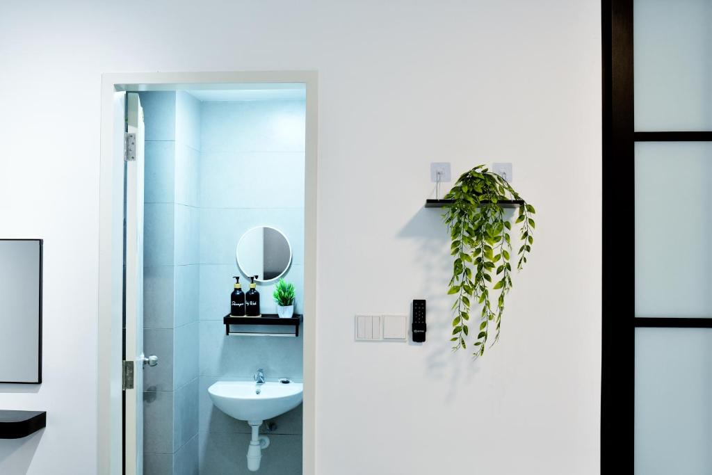 a bathroom with a sink and a toilet and a mirror at Langit dan Lantai #168ParkSelayangMall #HospitalSelayang #UitmSelayang in Kampong Jawa Tengah