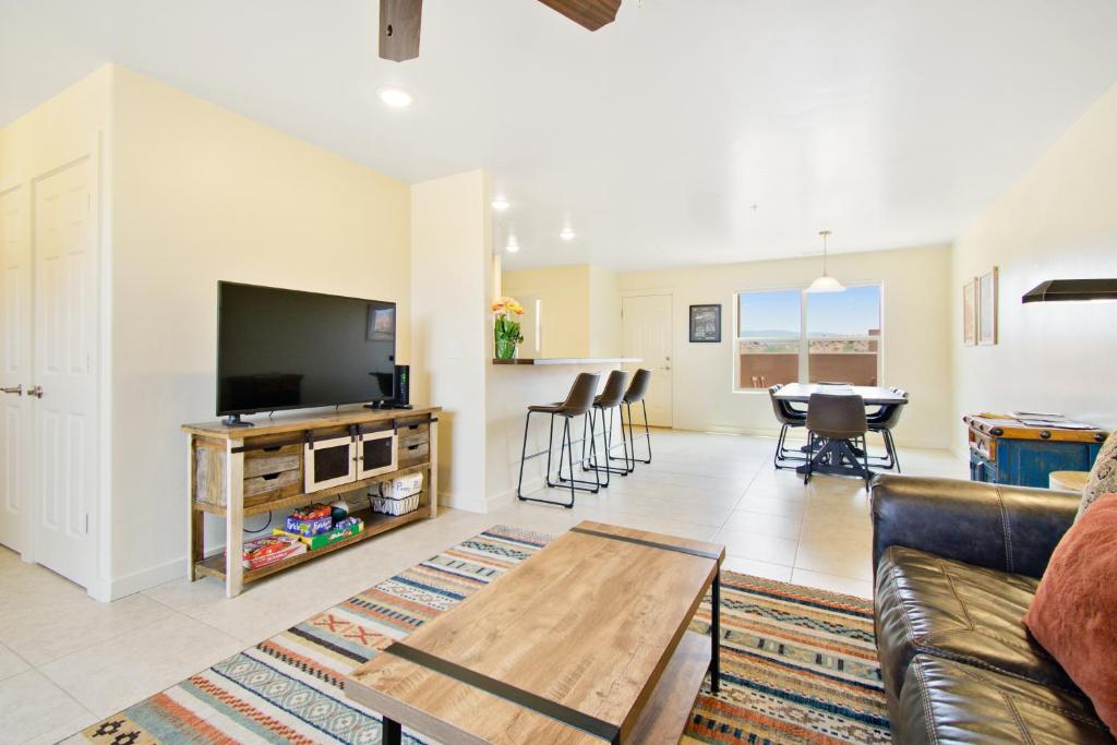 ein Wohnzimmer mit Sofa und Flachbildfernseher in der Unterkunft Rim Vista 17A2 in Moab