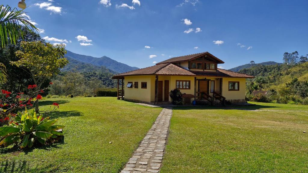 Nespecifikovaný výhled na hory nebo výhled na hory při pohledu z prázdninového domu