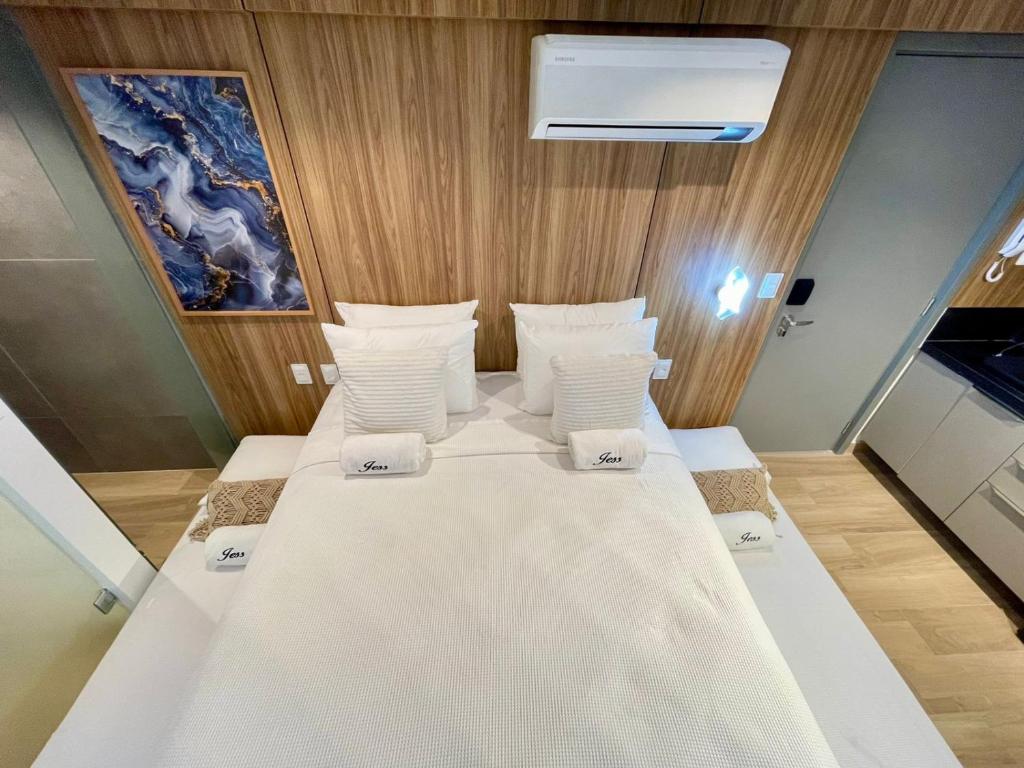 Postel nebo postele na pokoji v ubytování Setai Edition - by Jess