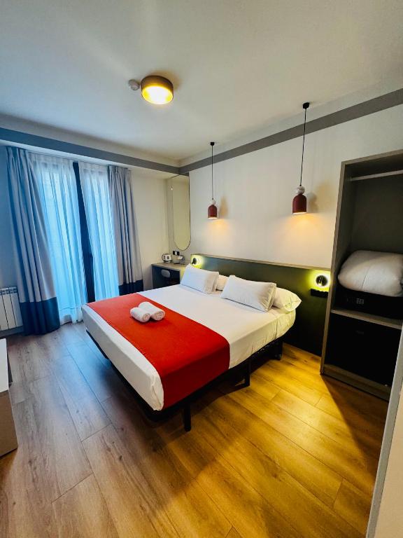 Hostal Sol Square Madrid - Habitación Doble Con Balcón
