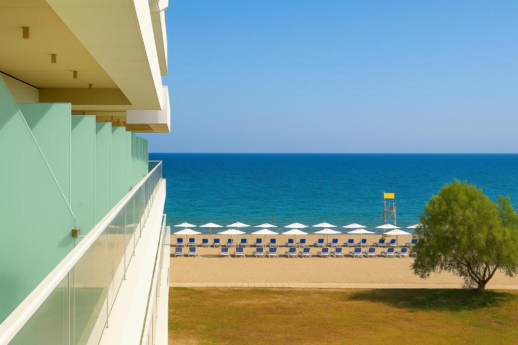 ein Blick auf den Strand vom Balkon eines Gebäudes in der Unterkunft Lilly Studio Axxis Beach in Mamaia