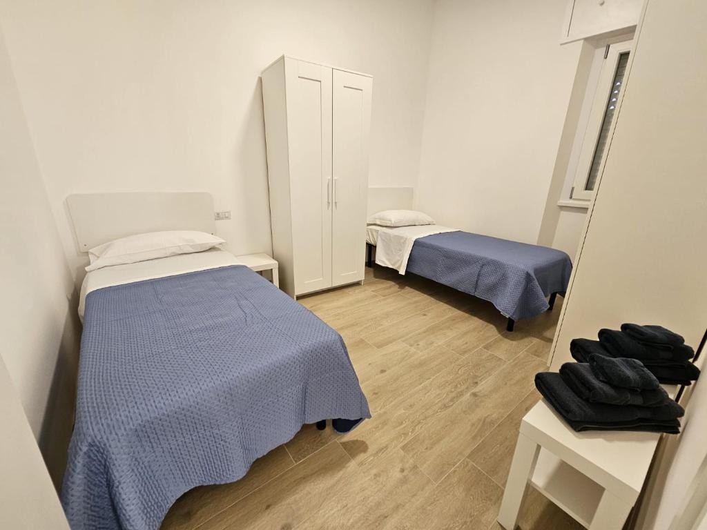 ein kleines Zimmer mit zwei Betten und einem Spiegel in der Unterkunft Dream & Fly Centrale in Fiumicino