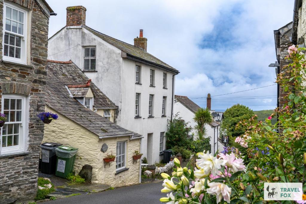 a street in a village in the cotswolds at The Bird's Nest - Free Parking! in Boscastle