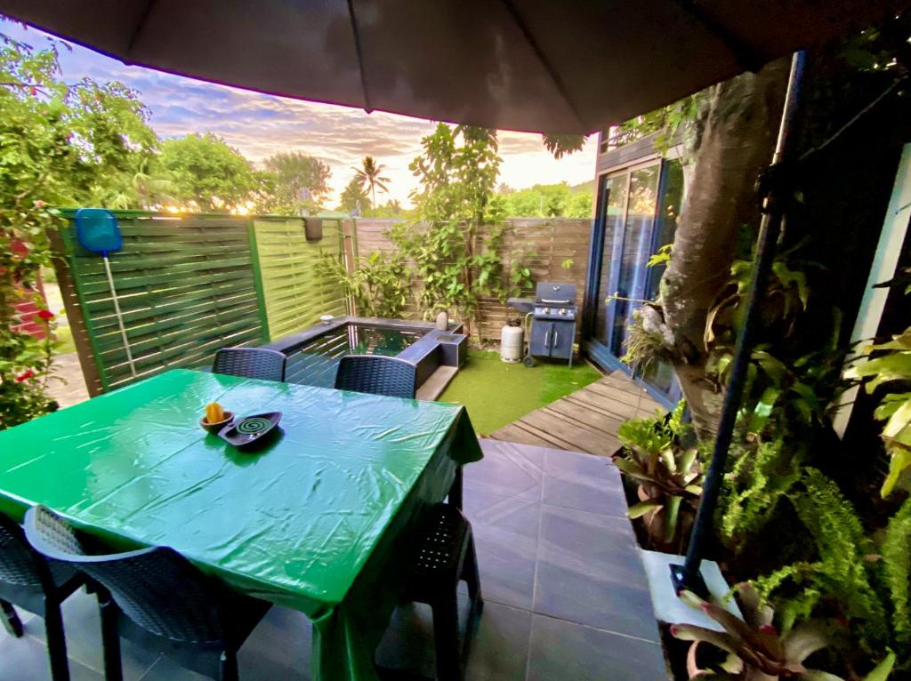 Tiny house under a tree by Vaiava beach - photo 4 - Tahiti, Polynésie