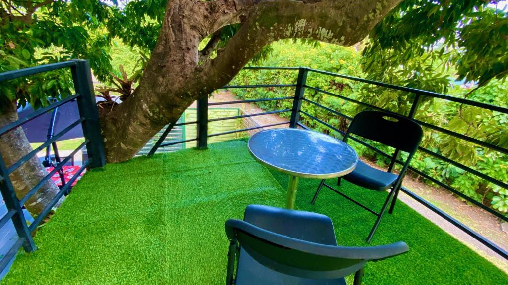 Tiny house under a tree by Vaiava beach - photo 12 - Tahiti, Polynésie