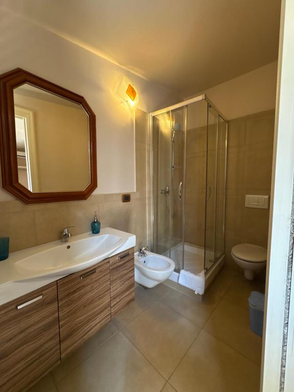 Un baño con lavabo, ducha e inodoro. en Incanto d'Aci, en Acireale