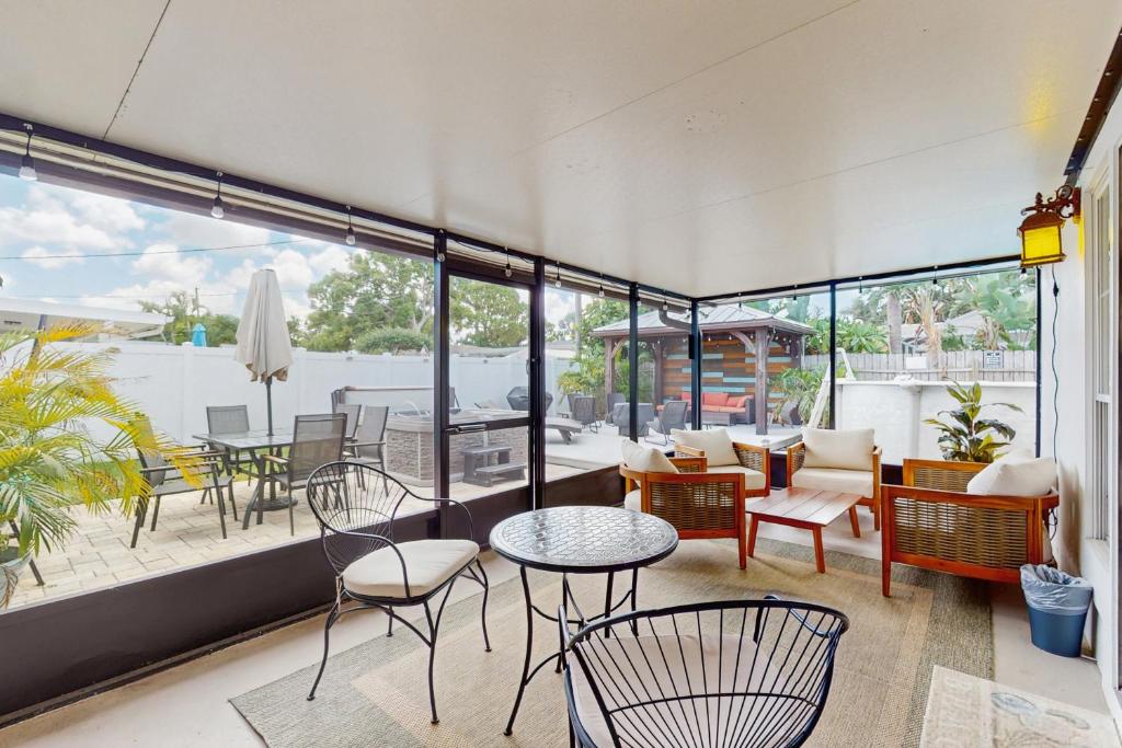 een kamer met tafels en stoelen op een patio bij Bermuda Oasis in Seminole