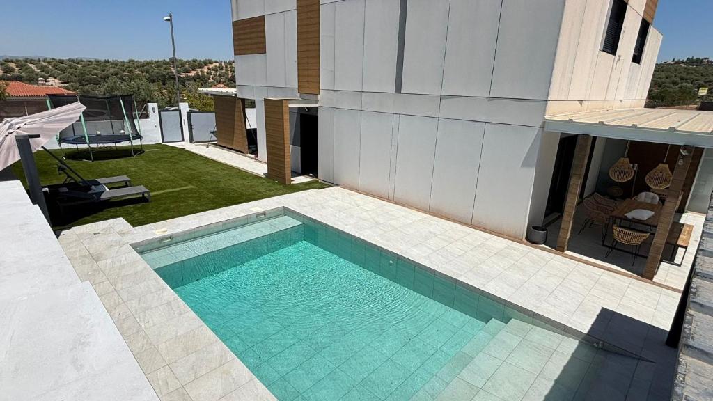 a swimming pool on the side of a house at Tu Paraíso Privado Con Piscina in Albolote