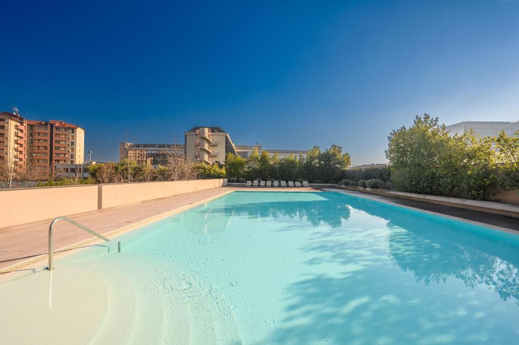 GiaxTower Gym Spa & Pool Skyline View 20' piano