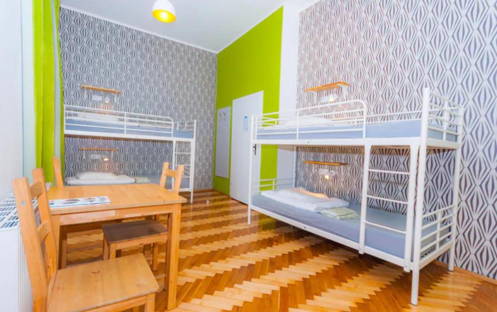 una habitación con dos literas y una mesa en Geis House, en Santa Cruz de Bezana