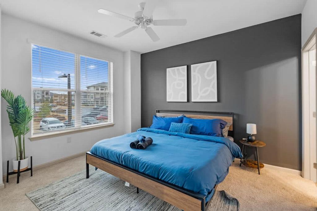 シャーロットにあるUpscale King 3BR Suite Uptown Charlotteのベッドルーム1室(青いベッド1台、テディベア付)