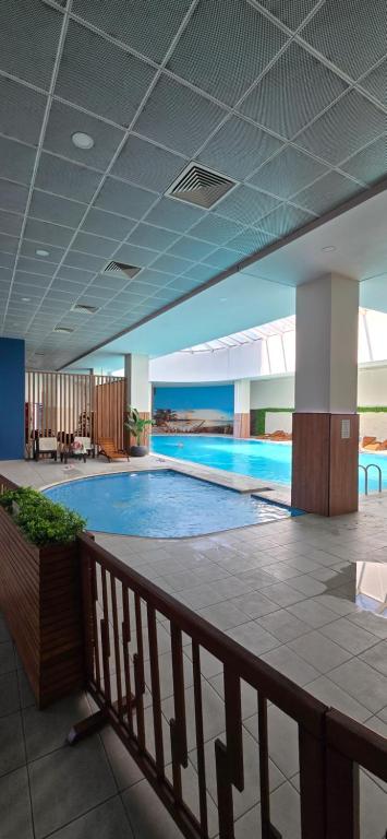 uma grande piscina em um prédio com piscina em D & B Luxury Apartment 26th floor em Skopje