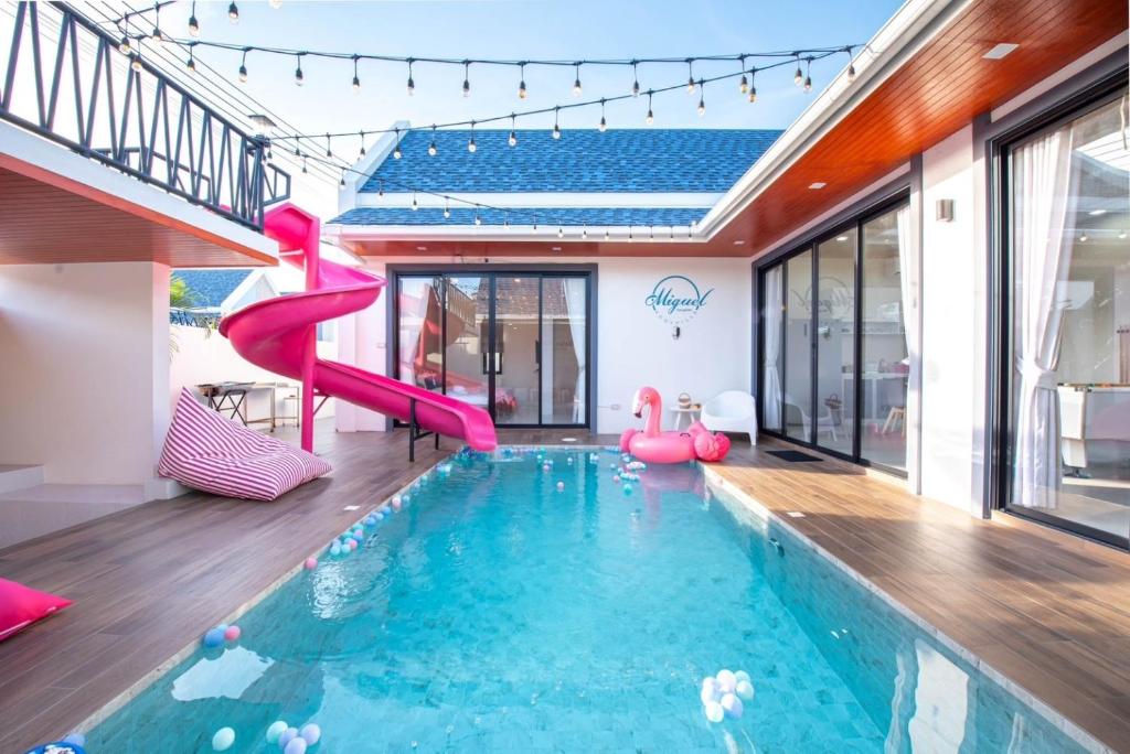 Swimmingpoolen hos eller tæt på Miguel Pool Villa