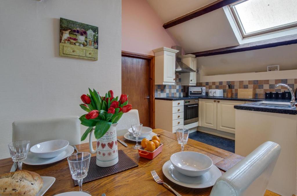 1 Dolwen Farm Shop - Housity