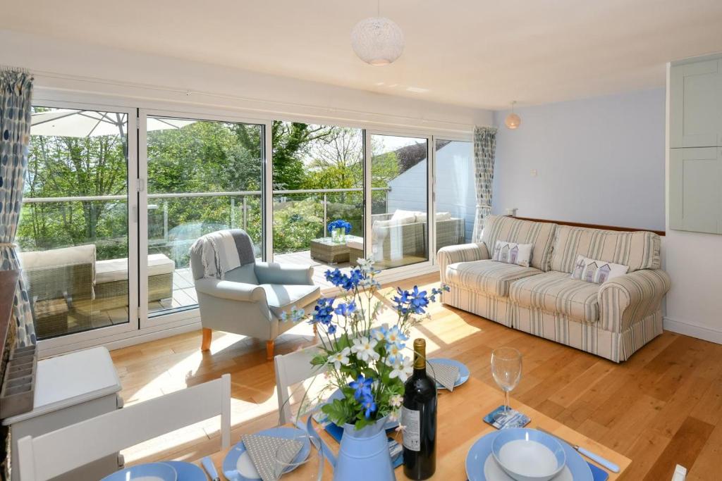 un salon avec un canapé et une table dans l'établissement 4 Glyn y Marian, à Llanbedrog