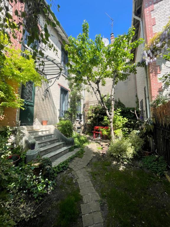 a walkway in the yard of a house at La campagne à Paris in Bagnolet