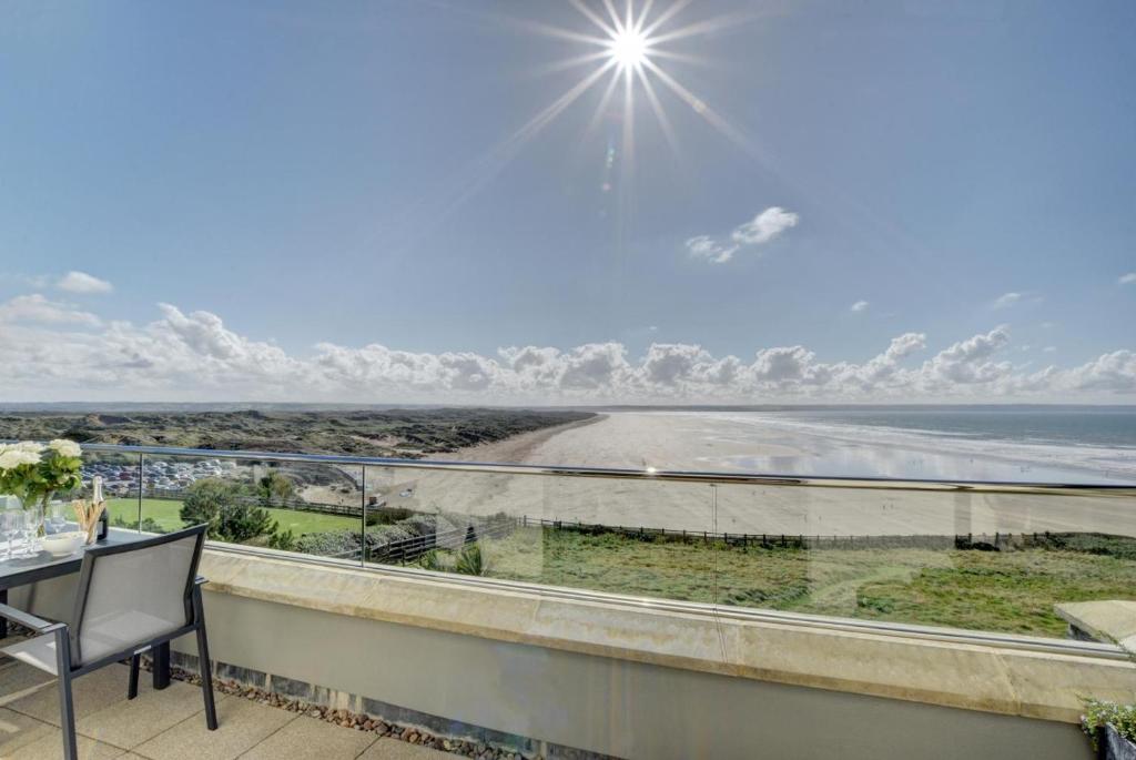un balcón con vista al mar en 10 Ocean Point, en Croyde