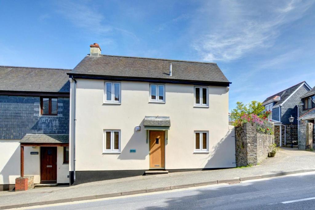 帕兹托Samphire的街上的白色房子,有棕色的门