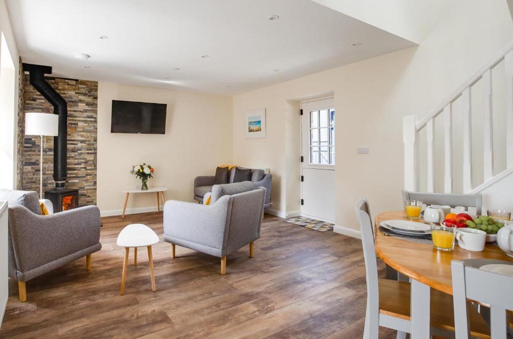 a living room with a table and chairs at Bwthyn Clyd in Llanddyfnan