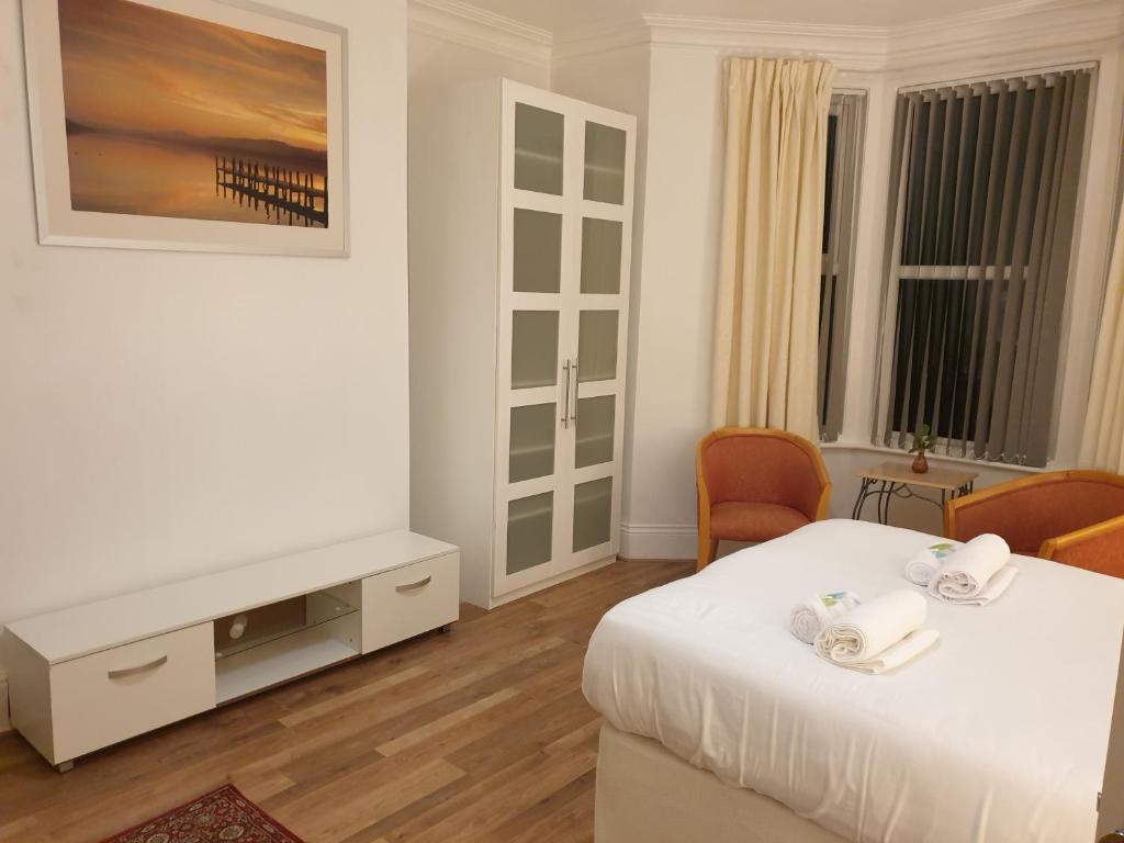 een hotelkamer met een bed en een tv bij Cosy Family Flat in Elswick