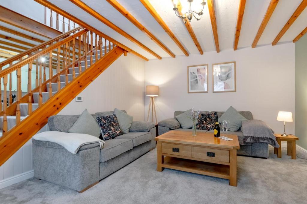 una sala de estar con un sofá y una mesa en Badgers Rest, en Grosmont
