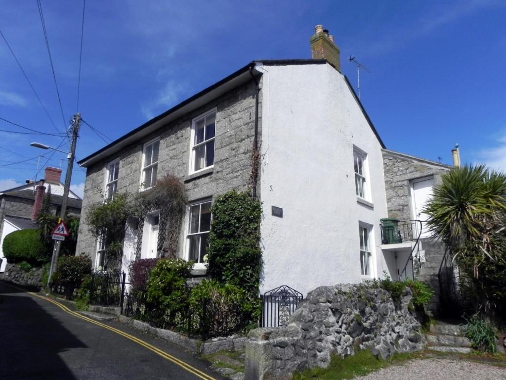 a white brick house on a street at 2 Bed in Mousehole oc-mizpah in Mousehole